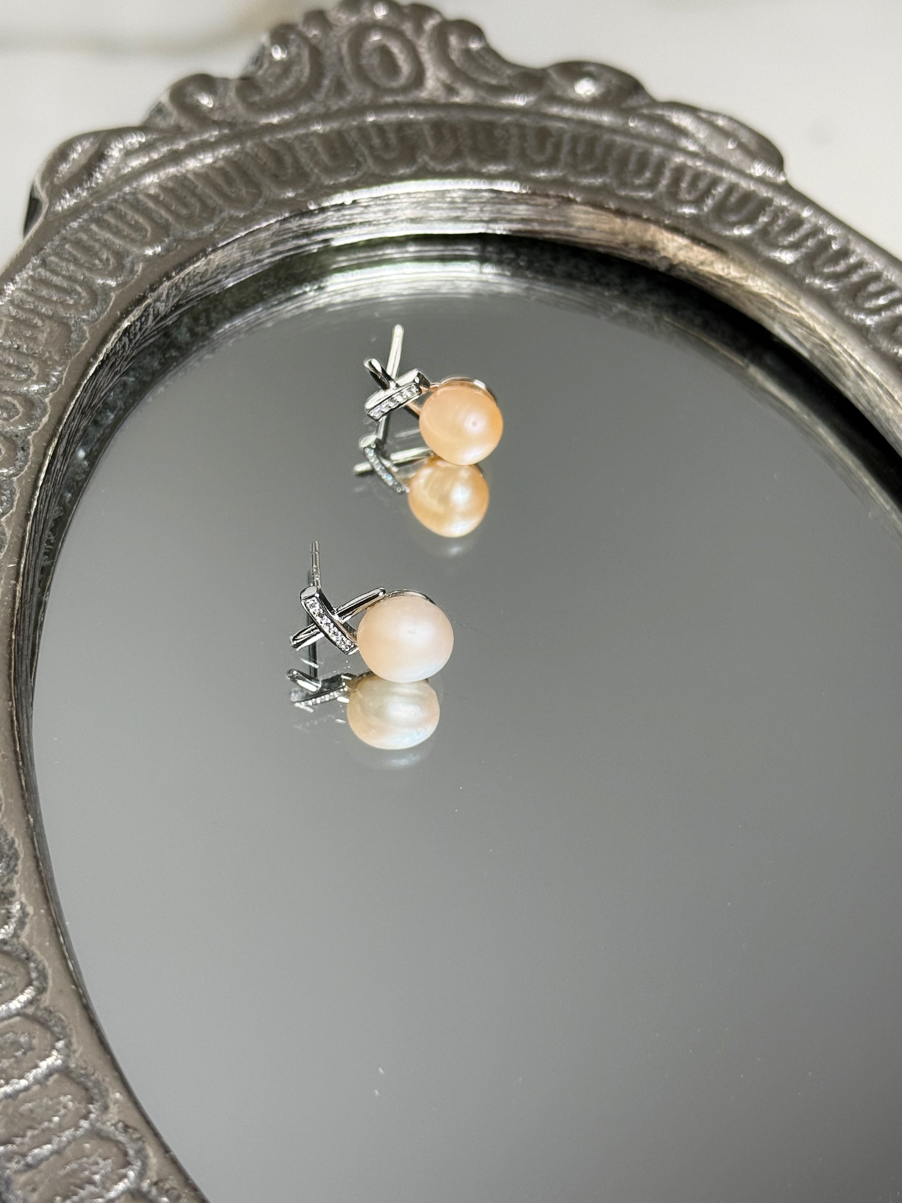 XO Pearl Stud Earrings